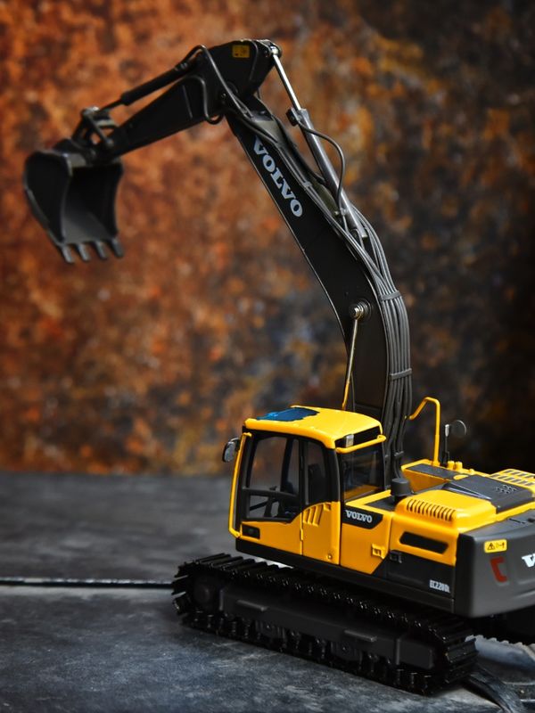 Modelo de escavadeira de liga VOLVO Volvo EC220DL simulação de veículo de engenharia original ornamentos de escavadeira