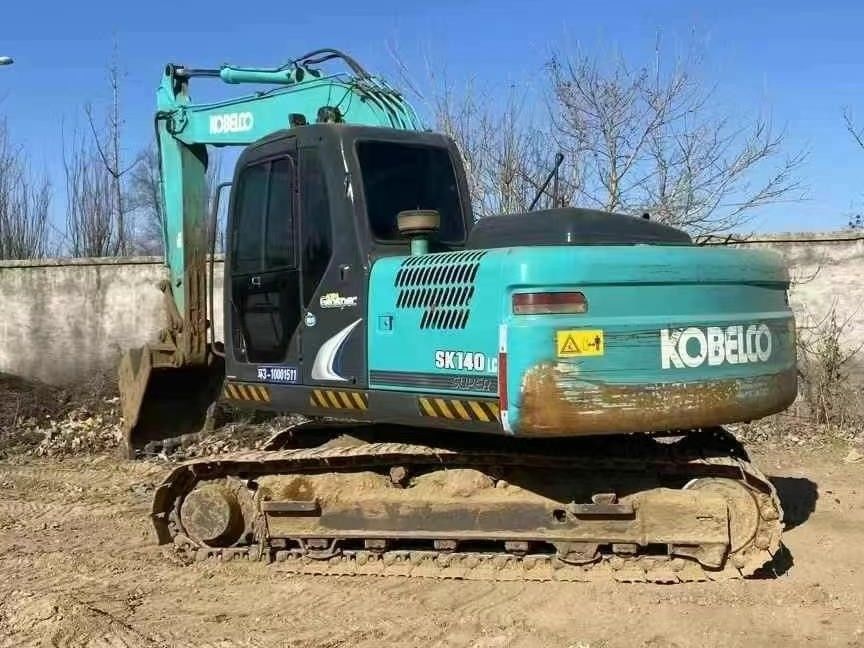 Excavadora hidráulica Kobelco SK140-8 de 2018 com 5000 horas de operação pronta para trabalhar