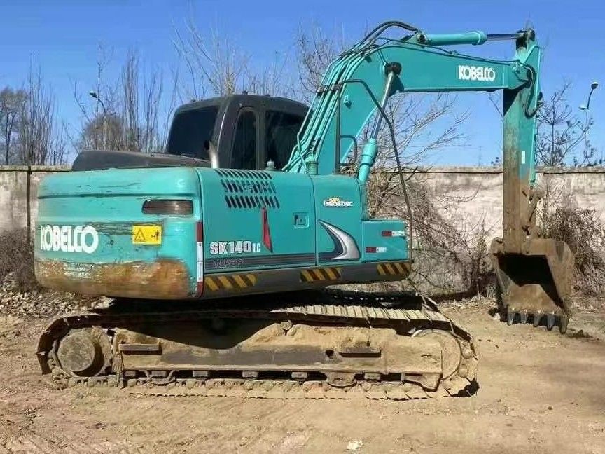 Excavadora hidráulica Kobelco SK140-8 de 2018 com 5000 horas de operação pronta para trabalhar