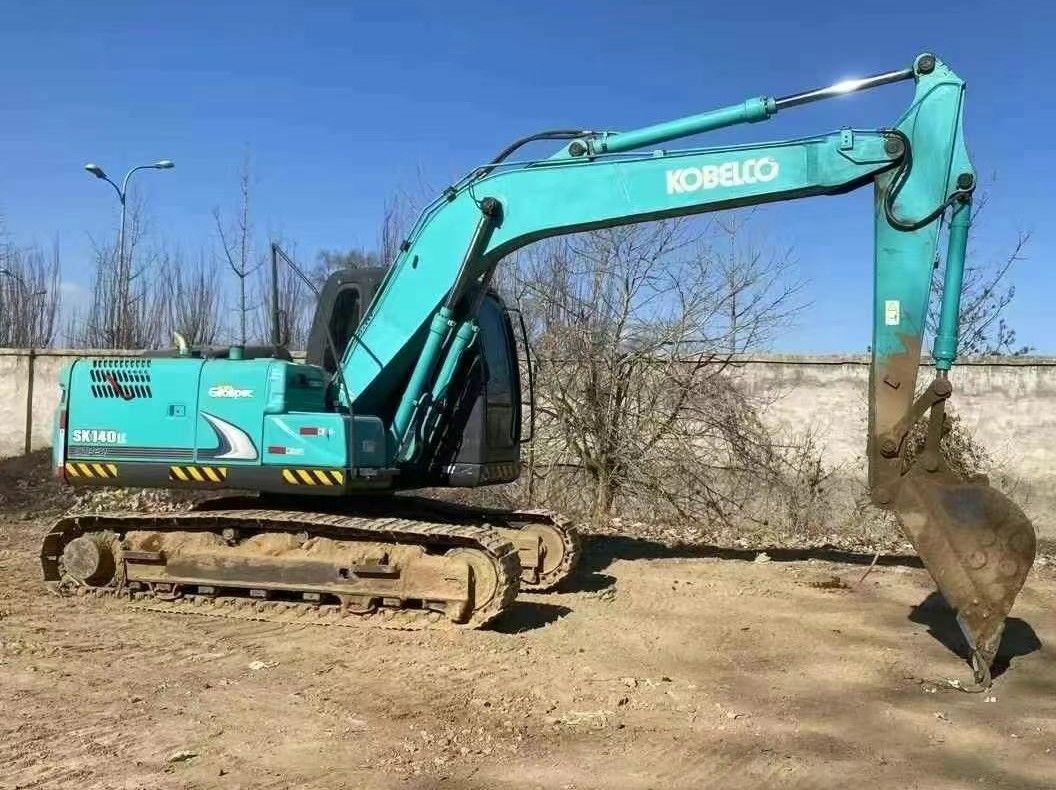 Excavadora hidráulica Kobelco SK140-8 de 2018 com 5000 horas de operação pronta para trabalhar