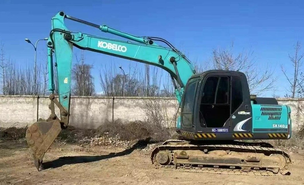 Excavadora hidráulica Kobelco SK140-8 de 2018 com 5000 horas de operação pronta para trabalhar