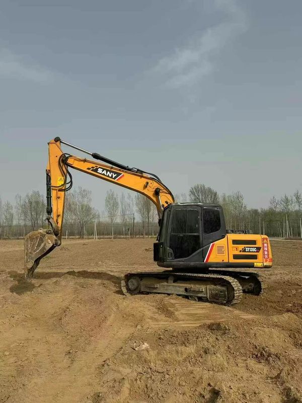 Excavadora usada SANY SY135 de 13,5 toneladas para aplicações de construção