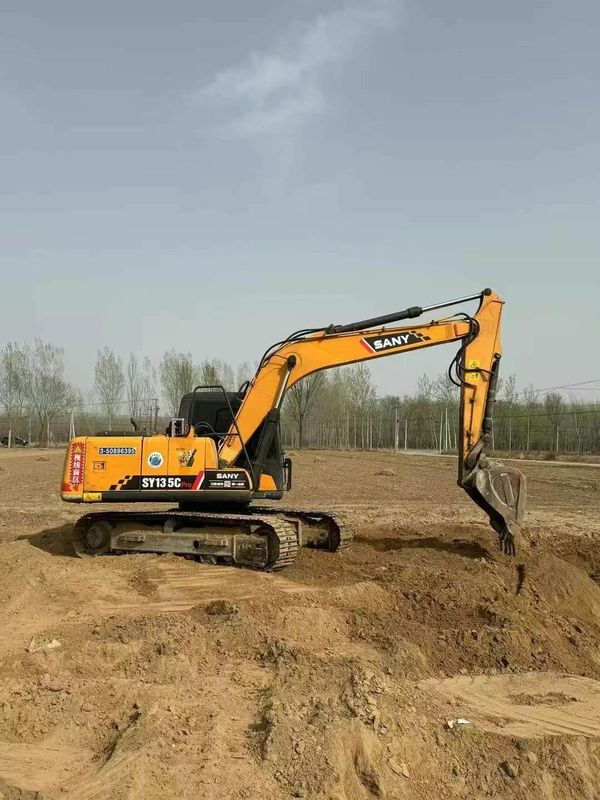 Excavadora usada SANY SY135 de 13,5 toneladas para aplicações de construção