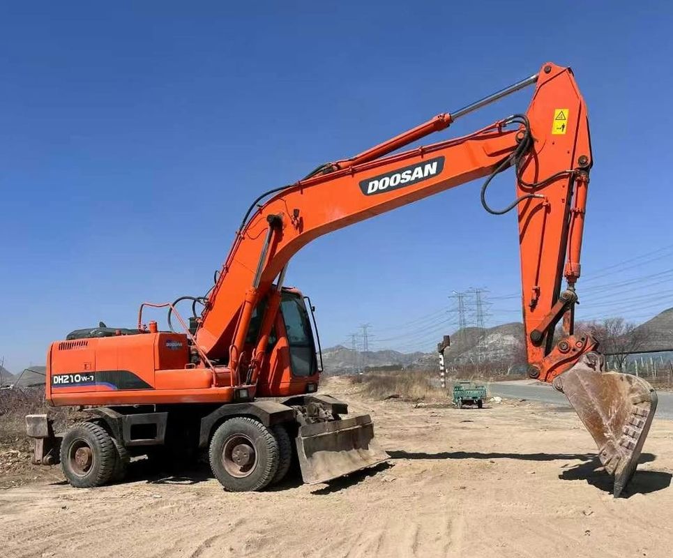 Excavadora usada Doosan DH210 Roda com acionamento hidráulico e peso de funcionamento Excavadora de boa qualidade