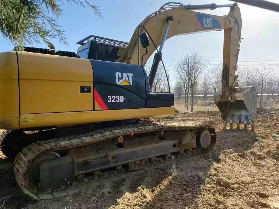 Excavadora  323D Usada Excelente estado, pronta para trabalhos de construção pesados