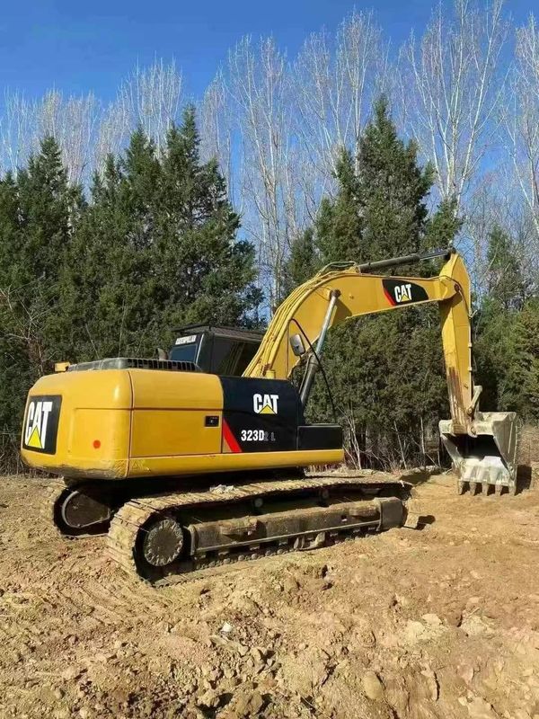 Excavadora  323D Usada Excelente estado, pronta para trabalhos de construção pesados
