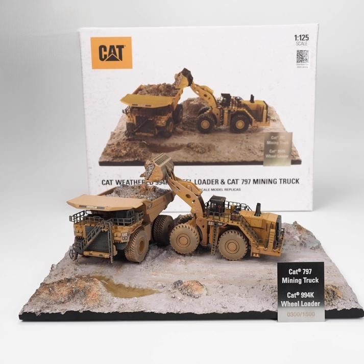 Diecast Masters 1/125 Scale Wheel Loader & Mining Dump Truck Muddy Scene Modelo de Conjunto 85762