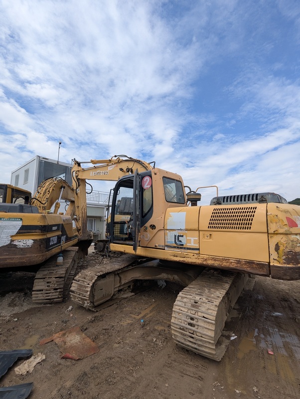 Excavadora hidráulica de 22 toneladas Liugong 922E, de grande torque e bem conservada para construção pesada