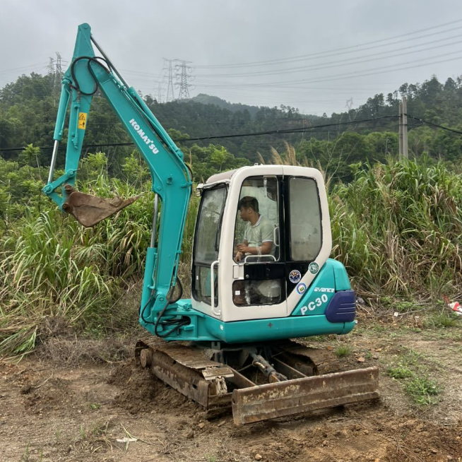 Escavadeira compacta Komatsu PC30-7 com cabine usada miniescavadeira de 3 toneladas - máquinas Komatsu de escavação fina, mini equipamento de baixo combustível para venda