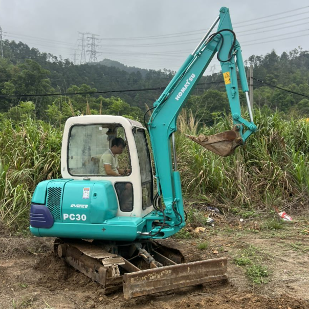 Escavadeira compacta Komatsu PC30-7 com cabine usada miniescavadeira de 3 toneladas - máquinas Komatsu de escavação fina, mini equipamento de baixo combustível para venda